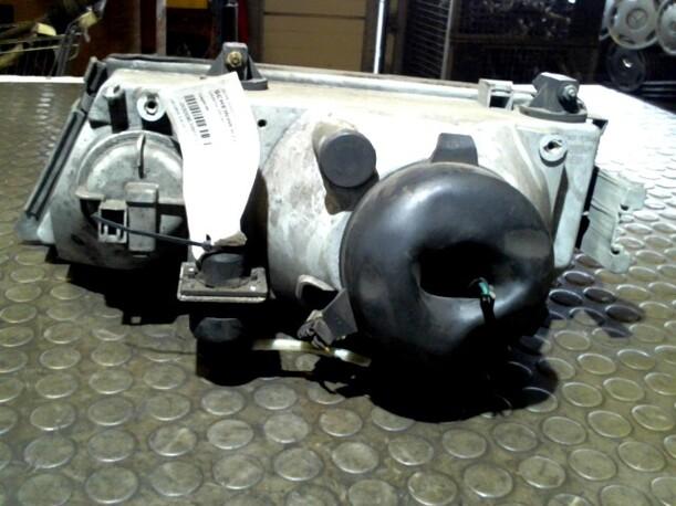 Foto: SCHEINWERFER  RECHTS eines Lancia Dedra 1.6 i.e. Exclusive