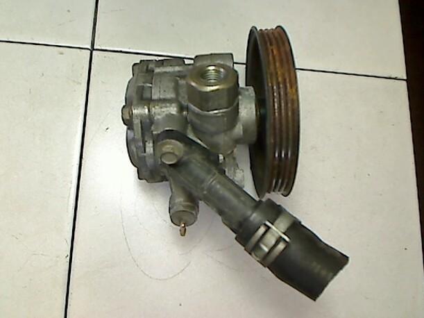 Foto: LENKGETRIEBEPUMPE eines Mazda 323 F 1.9 Club