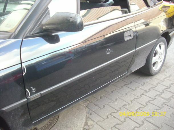 Foto: TÜR VORNE LINKS eines Opel Astra Cabrio 1.6i Classic