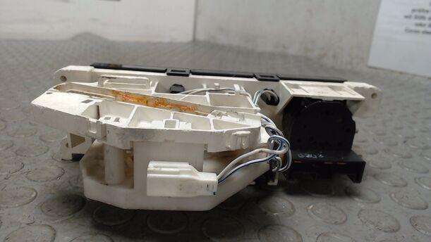Foto: HEIZUNGSBETÄTIGUNG eines Nissan Almera 1.4 S