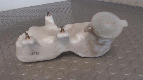 Foto: SCHEIBENWASCHBEHÄLTER HINTEN eines Mazda 626 1.9i