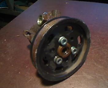 Foto: LENKGETRIEBEPUMPE eines Seat Arosa 1.7 SDI