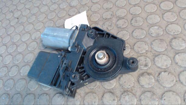 Foto: FENSTERHEBERMOTOR HINTEN RECHTS eines VW Passat Variant 1.8 5V (C)