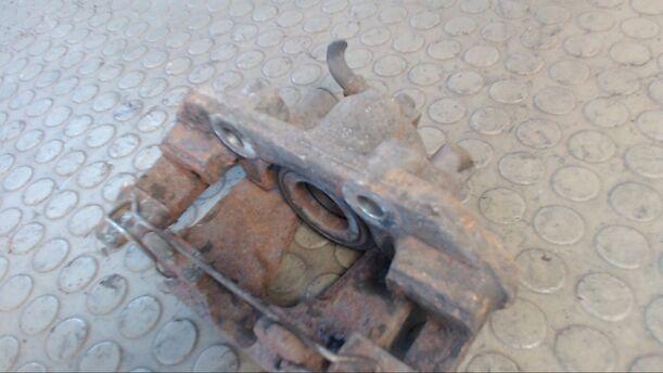 Foto: BREMSSATTEL VORN LINKS eines Opel Astra Caravan TD