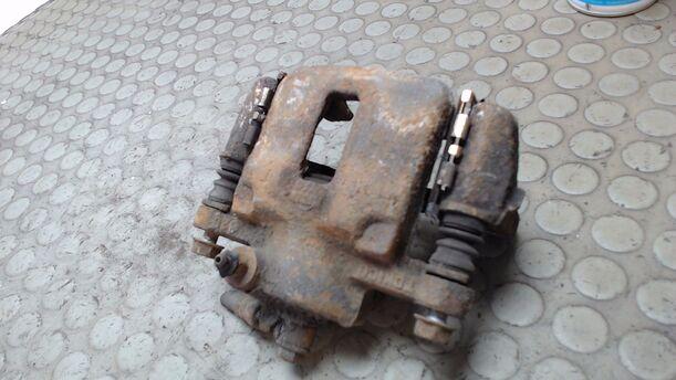 Foto: BREMSSATTEL VORN LINKS eines Nissan Sunny CLX