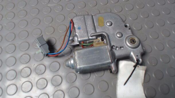 Foto: SCHIEBEDACHMOTOR eines Ford Explorer