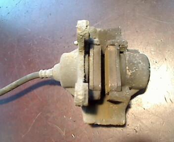 Foto: BREMSSATTEL HINTEN LINKS eines Mercedes-Benz E 290 TD