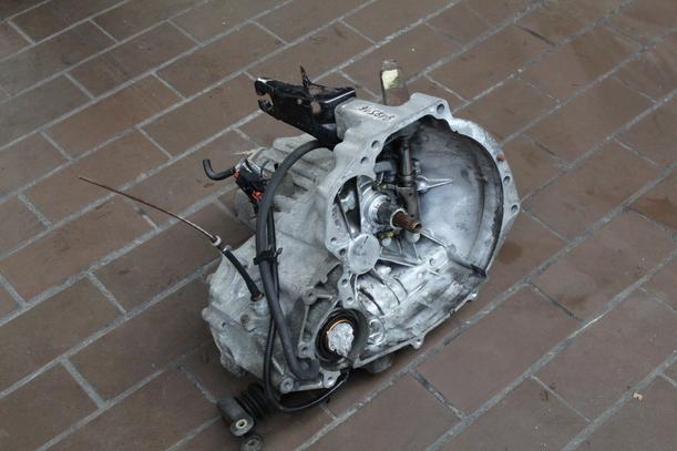 Foto: SCHALTGETRIEBE 5-GANG eines Nissan Primera 1.6 CLX