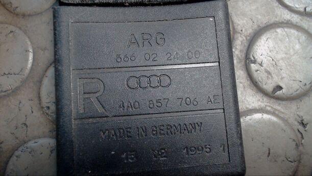 Foto: GURTSTRAFFER / SICHERHEITSGURT VORN RECHTS eines Audi A6 2.8 quattro