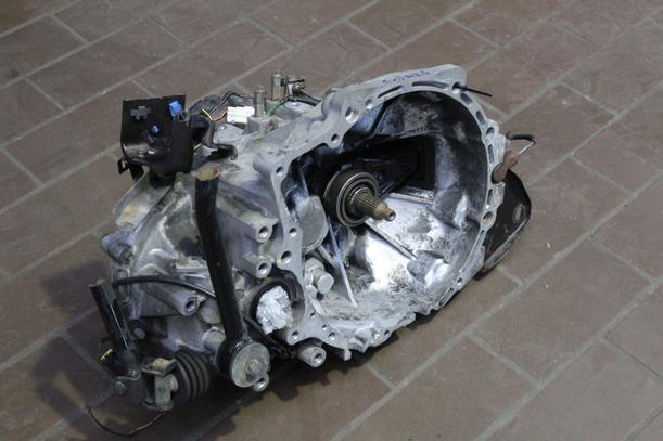 Foto: SCHALTGETRIEBE 5-GANG eines Mazda 626 2.0i