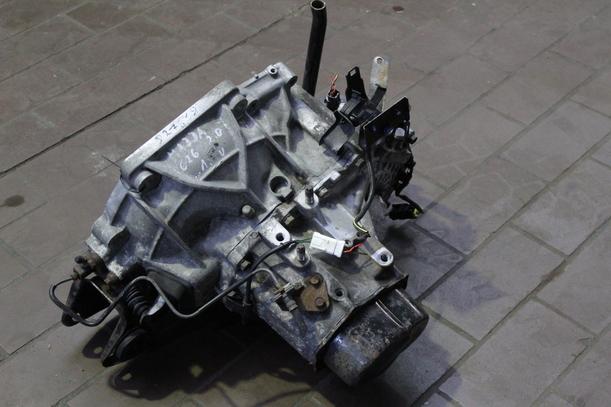 Foto: SCHALTGETRIEBE 5-GANG eines Mazda 626 2.0i
