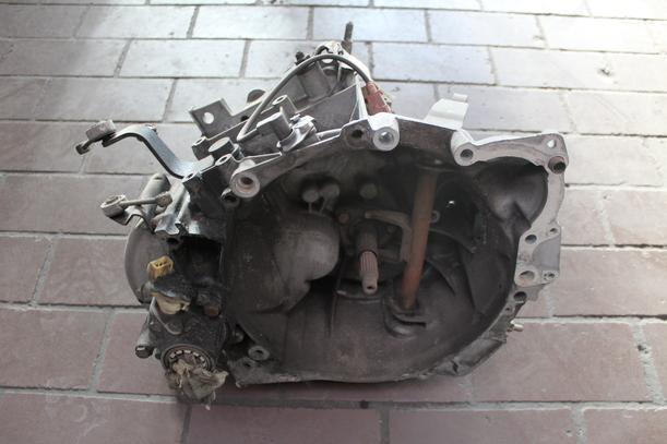 Foto: SCHALTGETRIEBE 5-GANG eines Peugeot 406 CLX