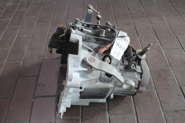 Foto: SCHALTGETRIEBE 5-GANG eines Peugeot 406 CLX