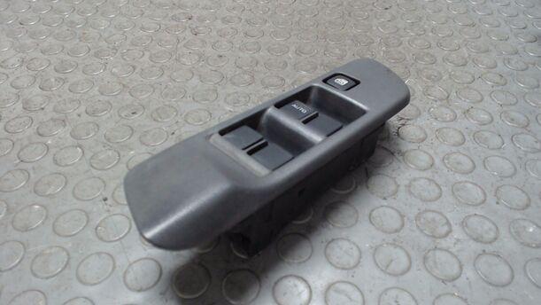 Foto: FENSTERHEBERSCHALTER eines Nissan Primera Traveller 1.8