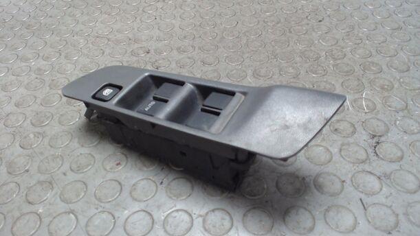 Foto: FENSTERHEBERSCHALTER eines Nissan Primera Traveller 1.8