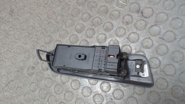 Foto: FENSTERHEBERSCHALTER eines Nissan Primera Traveller 1.8