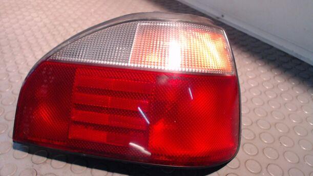 Foto: HECKLEUCHTE / RÜCKLEUCHTE RECHTS eines Nissan Sunny CLX