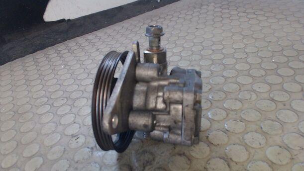 Foto: LENKGETRIEBEPUMPE / SERVOPUMPE eines Mazda 323 F 1.5 CLX