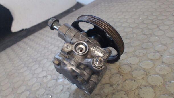 Foto: LENKGETRIEBEPUMPE / SERVOPUMPE eines Mazda 323 F 1.5 CLX