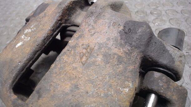 Foto: BREMSSATTEL VORN RECHTS eines Audi 100 2.3 E CLX