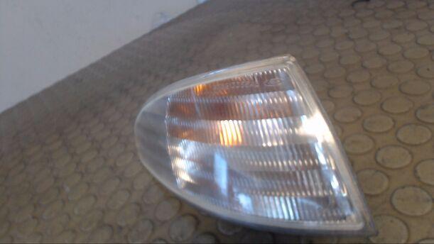 Foto: BLINKER VORN RECHTS eines Ford Mondeo Turnier
