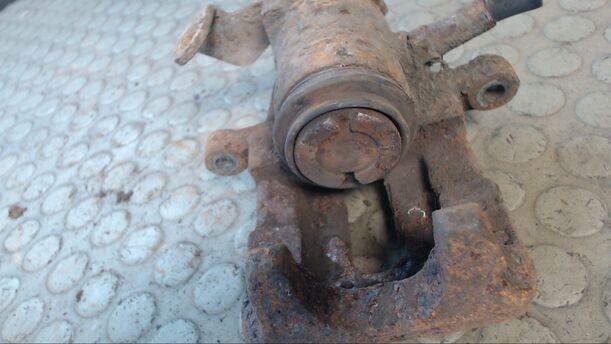 Foto: BREMSSATTEL HINTEN LINKS eines VW Vento 1.8