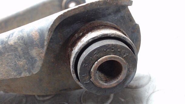 Foto: QUERLENKER UNTEN VORN LINKS eines Renault R 21 Nevada