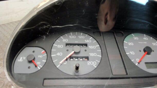 Foto: KOMBIINSTRUMENT / TACHOEINHEIT eines Skoda Felicia Combi 1.3