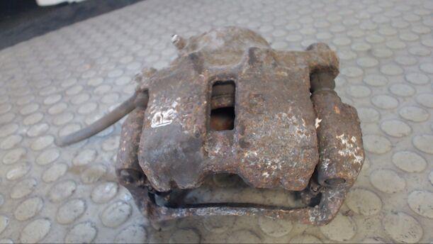 Foto: BREMSSATTEL VORN RECHTS eines Mitsubishi Colt 1300 GLS Komfort
