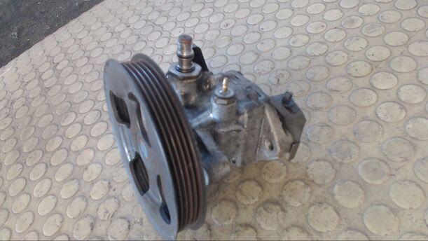 Foto: LENKGETRIEBEPUMPE / SERVOPUMPE eines Mitsubishi Colt 1300 GLS Komfort