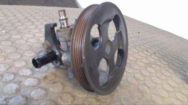 Foto: LENKGETRIEBEPUMPE / SERVOPUMPE eines Mitsubishi Colt 1300 GLS Komfort