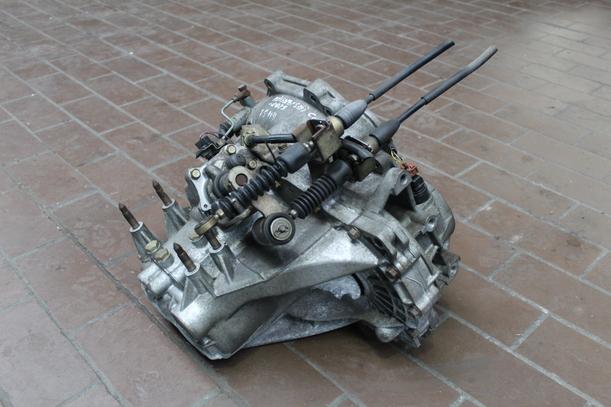 Foto: SCHALTGETRIEBE 5-GANG eines Mitsubishi Colt 1300 GLS Komfort