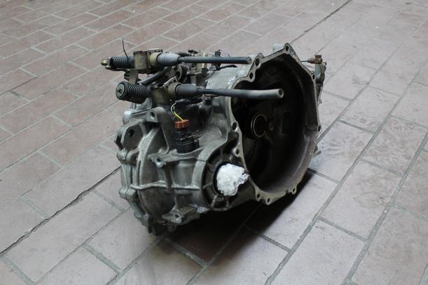 Foto: SCHALTGETRIEBE 5-GANG eines Mitsubishi Colt 1300 GLS Komfort