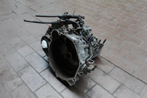 Foto: SCHALTGETRIEBE 5-GANG eines Mitsubishi Colt 1300 GLS Komfort