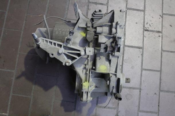Foto: SCHALTGETRIEBE 5-GANG eines Renault Clio 1.2 SX