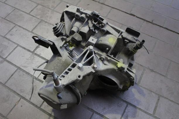 Foto: SCHALTGETRIEBE 5-GANG eines Renault Clio 1.2 SX