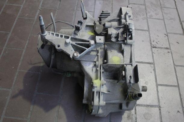 Foto: SCHALTGETRIEBE 5-GANG eines Renault Clio 1.2 SX