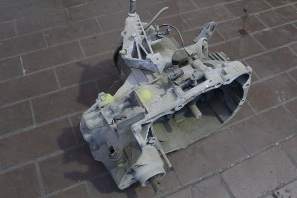 Foto: SCHALTGETRIEBE 5-GANG eines Renault Clio 1.2 SX