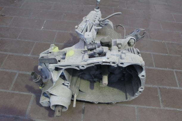 Foto: SCHALTGETRIEBE 5-GANG eines Renault Clio 1.2 SX