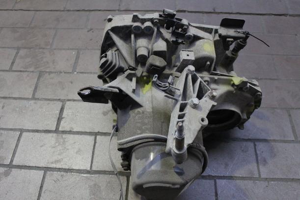 Foto: SCHALTGETRIEBE 5-GANG eines Renault Clio 1.2 SX