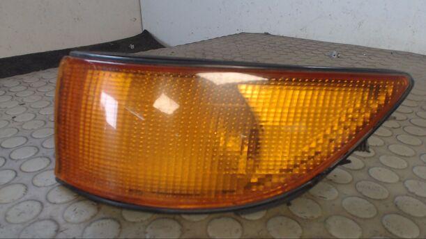 Foto: BLINKER/ BLINKLEUCHTE LINKS eines Mitsubishi Lancer 1500 GLS Komfort