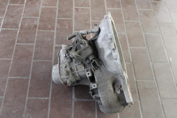 Foto: SCHALTGETRIEBE 5-GANG eines Opel Vectra 1.6 SX