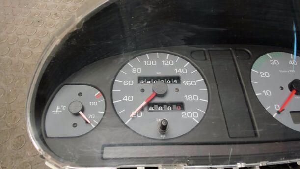 Foto: KOMBIINSTRUMENT / TACHOEINHEIT eines Skoda Felicia 1.3
