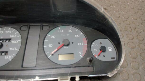 Foto: KOMBIINSTRUMENT / TACHOEINHEIT eines Skoda Felicia 1.3