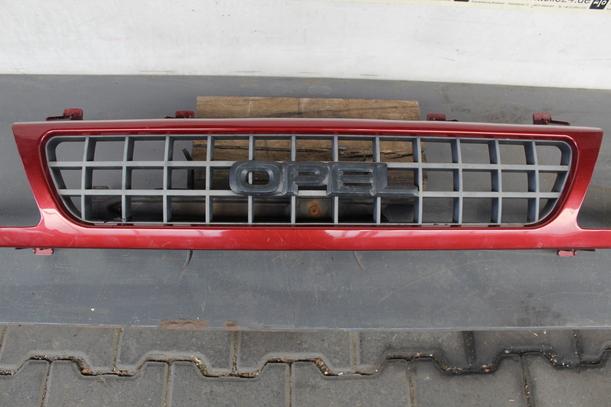 Foto: KÜHLERGRILL eines Opel Frontera 2.8 TDI Combispace