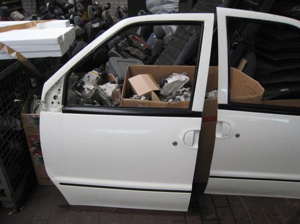 Foto: TÜR VORNE LINKS eines Nissan Serena 2.0