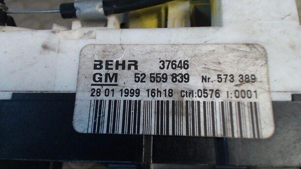 Foto: HEIZUNGSBETÄTIGUNG eines Opel Astra 1.6 Caravan