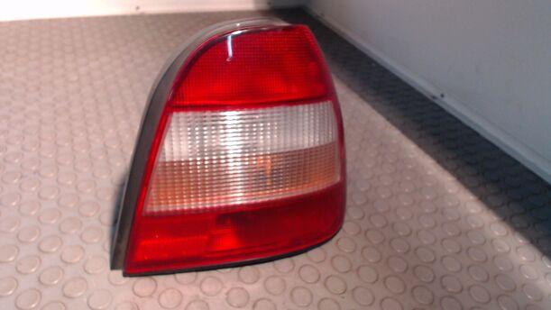 Foto: HECKLEUCHTE / RÜCKLEUCHTE RECHTS eines Nissan Sunny Color Line Chequers