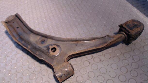 Foto: QUERLENKER VORN LINKS eines Nissan Sunny Color Line Chequers