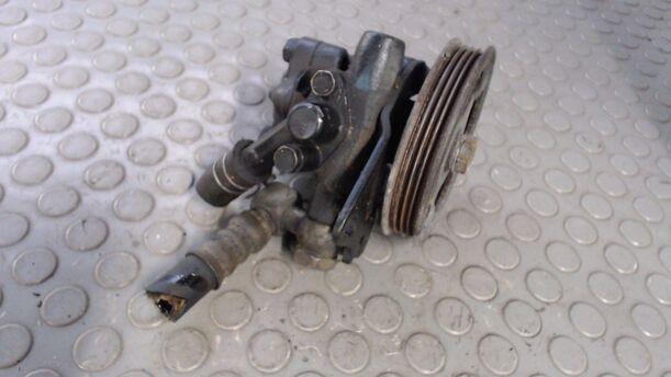 Foto: SERVOPUMPE / LENKGETRIEBEPUMPE eines Nissan Sunny Color Line Chequers